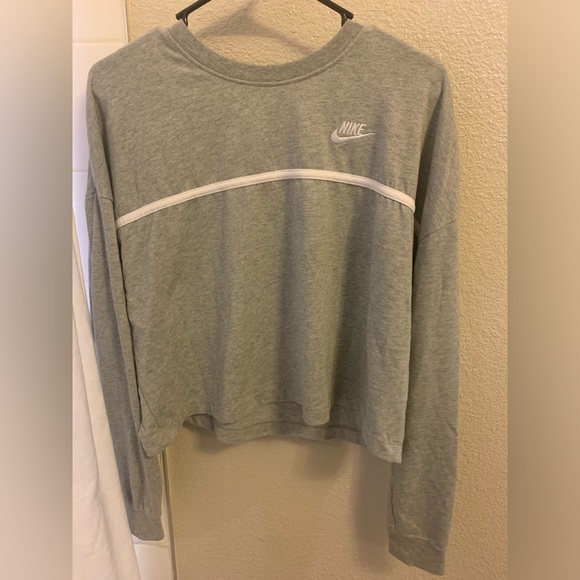 Nike Gray Cropped Long Sleeve T-Shirt - Picture 2 of 3